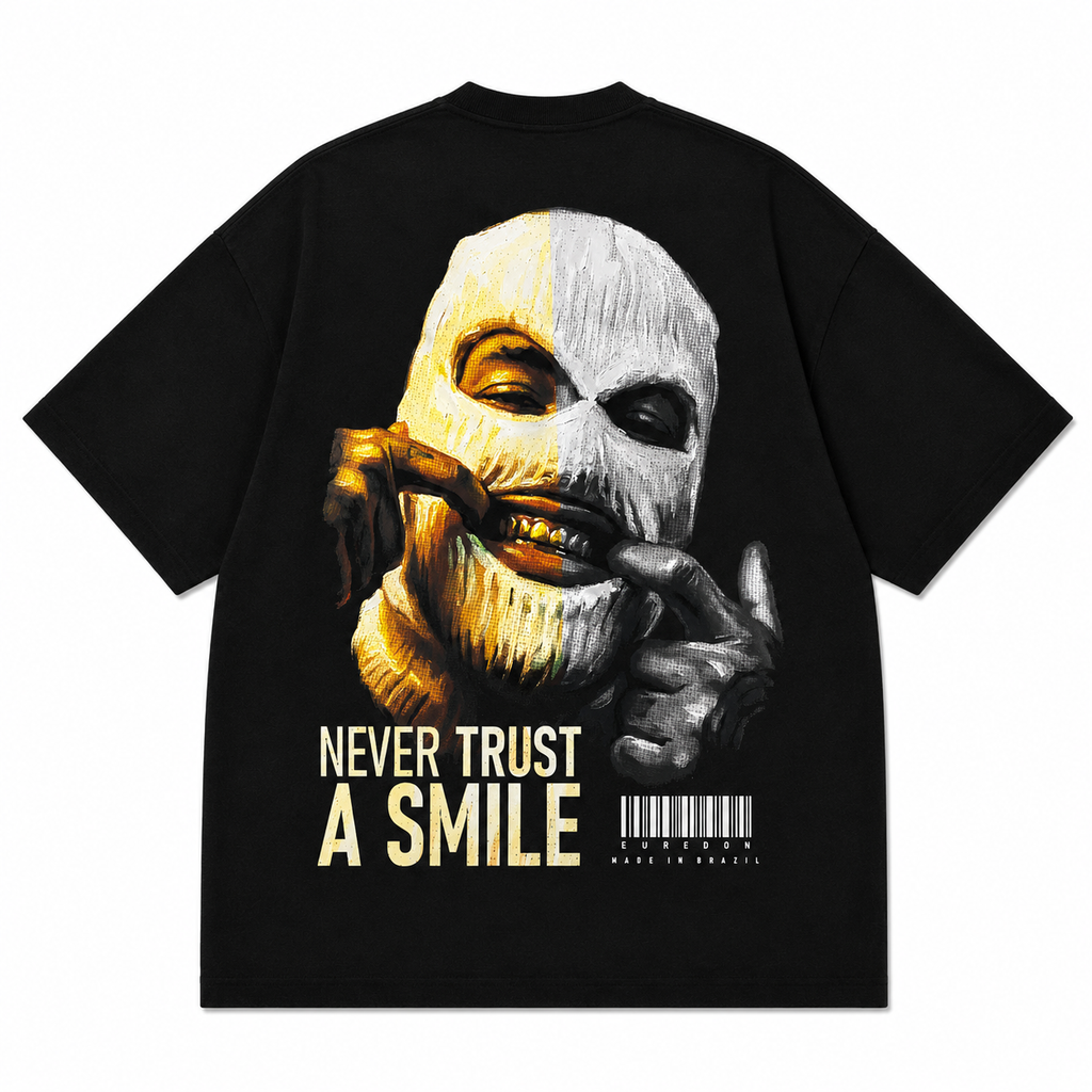 Camiseta Oversized Never Trust A Smile