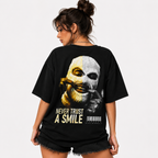 Camiseta Oversized Never Trust A Smile