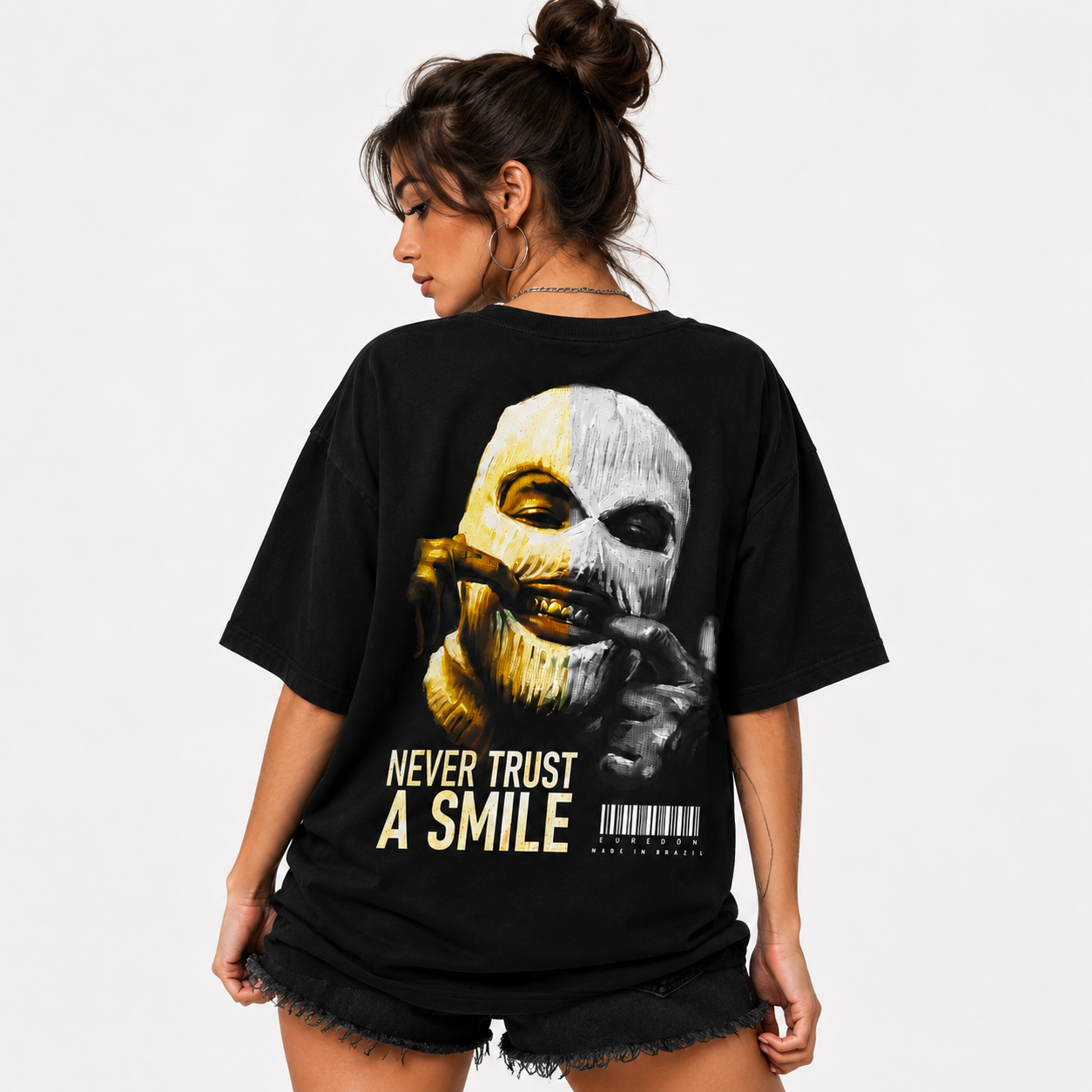 Camiseta Oversized Never Trust A Smile